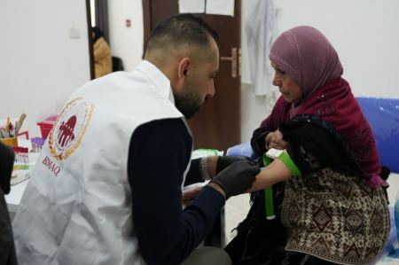 وكالة بيت مال القدس تواصل تنفيذ برنامج الحملات الطبية في قرى وتجمعات البدو في القدس